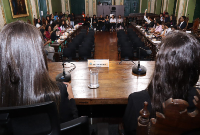 Câmara recebe alunos do Clube de Relações Internacionais do Sesi