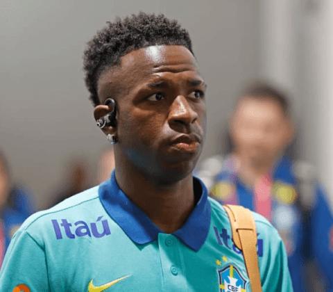 Imagem do post No Barradão, Vini Jr. posa para foto com camisa de torcida LGBT do Bahia; veja