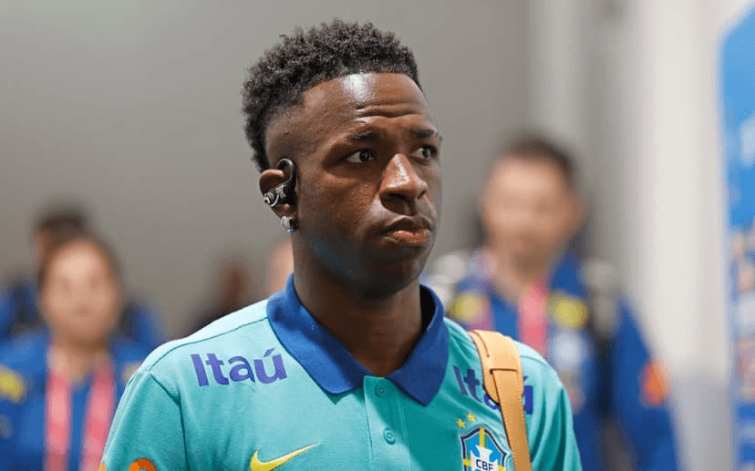No Barradão, Vini Jr. posa para foto com camisa de torcida LGBT do Bahia; veja