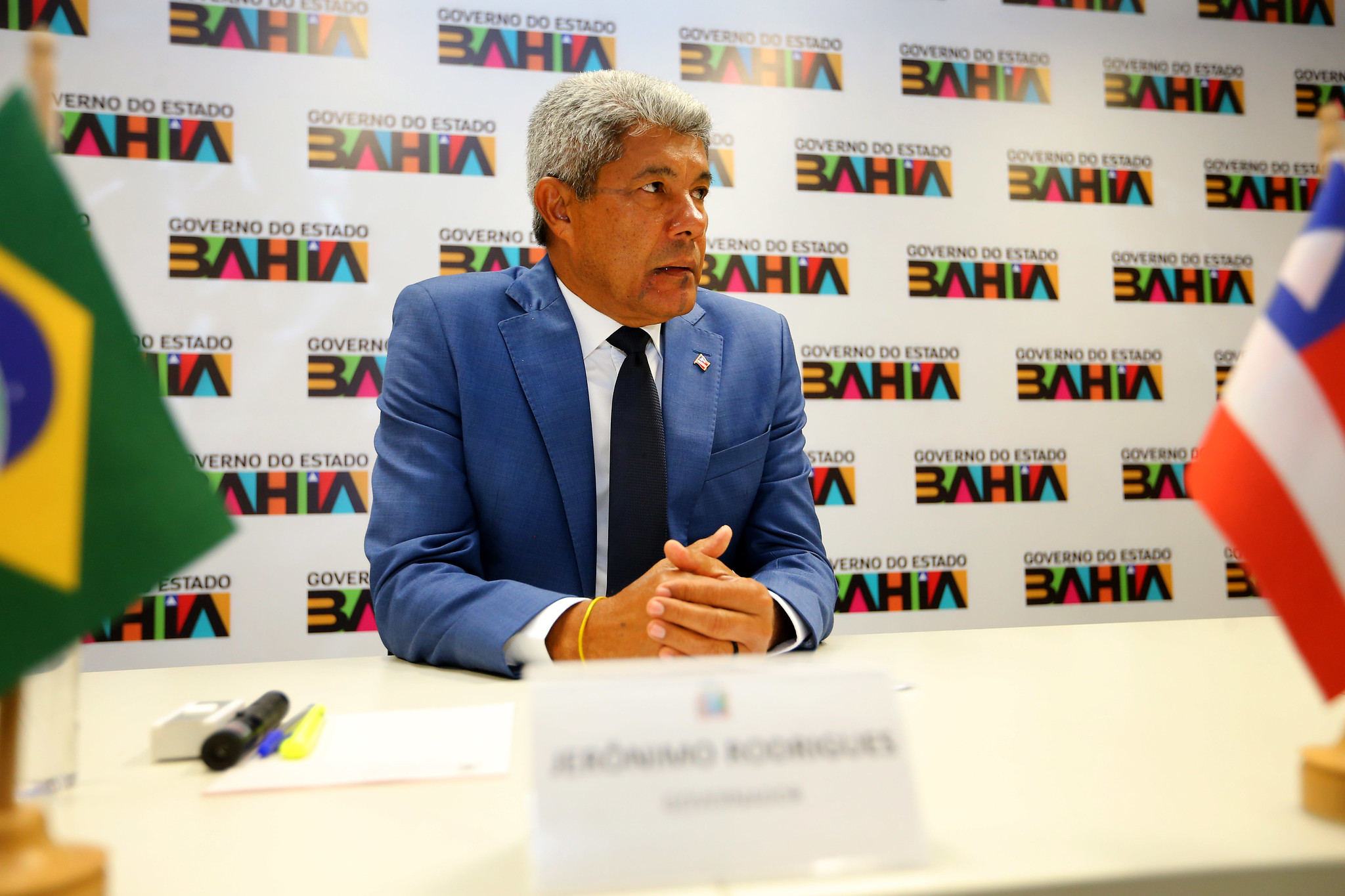 Jerônimo decreta exigências para viagens internacionais de servidores; entenda