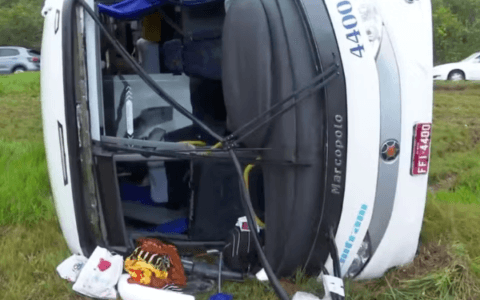 Imagem do post Ônibus tomba na BR-324 e deixa dez feridos em Candeias