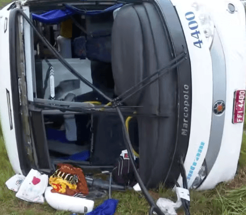 Imagem do post Ônibus tomba na BR-324 e deixa dez feridos em Candeias