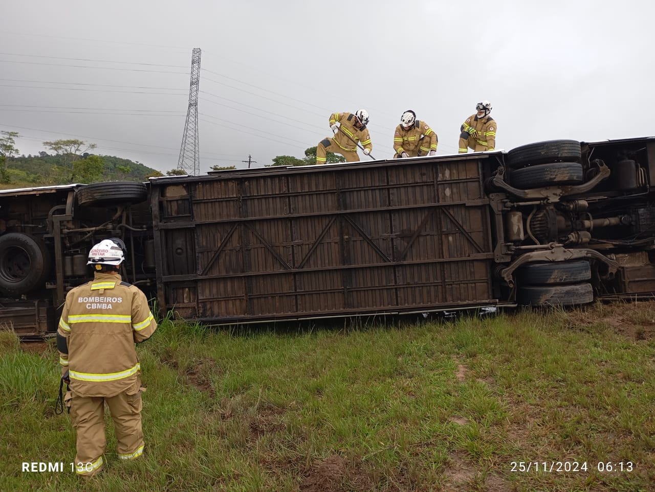 Quatro vítimas de acidente com ônibus em Candeias são socorridas pelo Corpo de Bombeiros