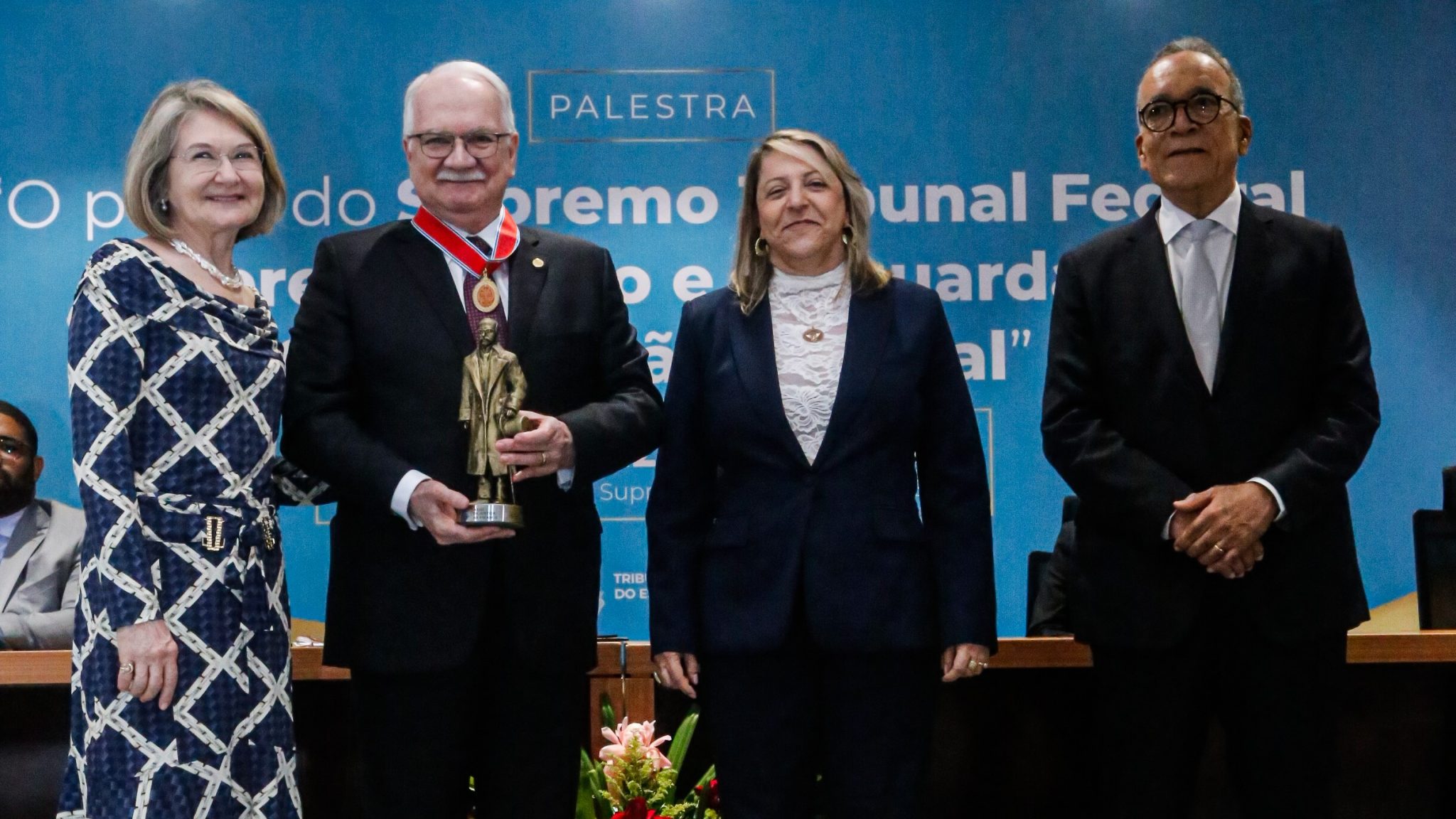 Presidente do TJBA entrega Medalha de Mérito do Judiciário ao Ministro Edson Fachin  