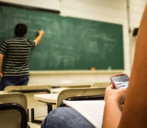 Imagem do post Senado aprova restrição do uso de celulares por estudantes em escolas
