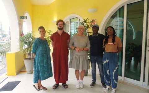 Imagem do post No Brasil para encontro do G20, ministra da Cultura da Alemanha visita residência de intercâmbio cultural
