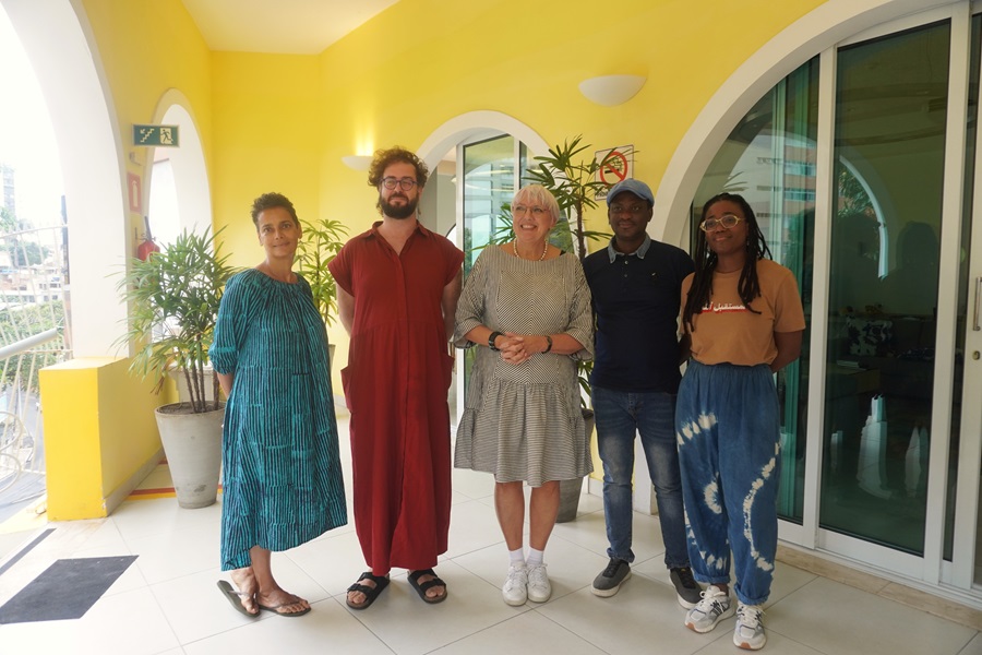 No Brasil para encontro do G20, ministra da Cultura da Alemanha visita residência de intercâmbio cultural