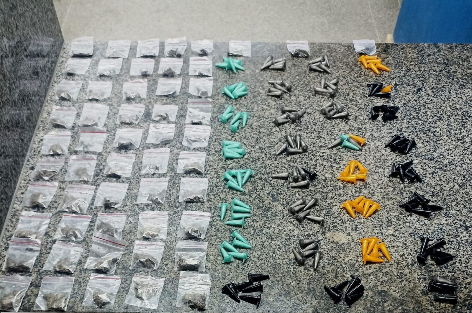 Polícia Militar apreende drogas em Simões Filho