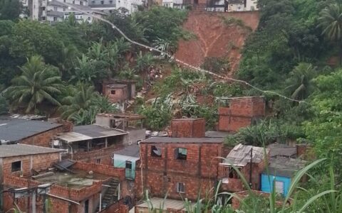 Imagem do post VÍDEO: deslizamento de terra soterra seis casas na Saramandaia e deixa feridos