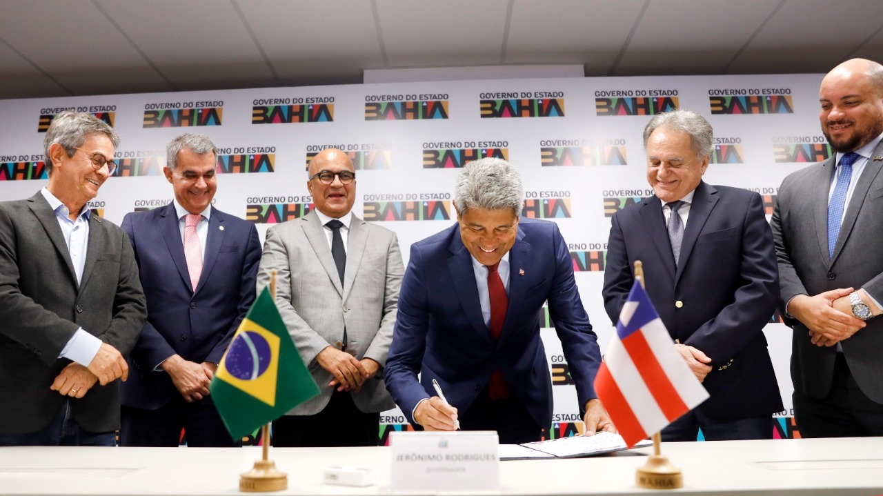 Jerônimo autoriza obras de pavimentação no acesso a fábrica que será instalada em Conceição do Jacuípe