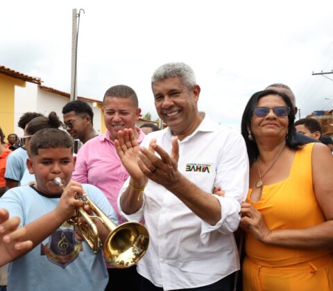 Imagem do post Jerônimo entrega 53 casas em Dário Meira e anuncia obras de infraestrutura