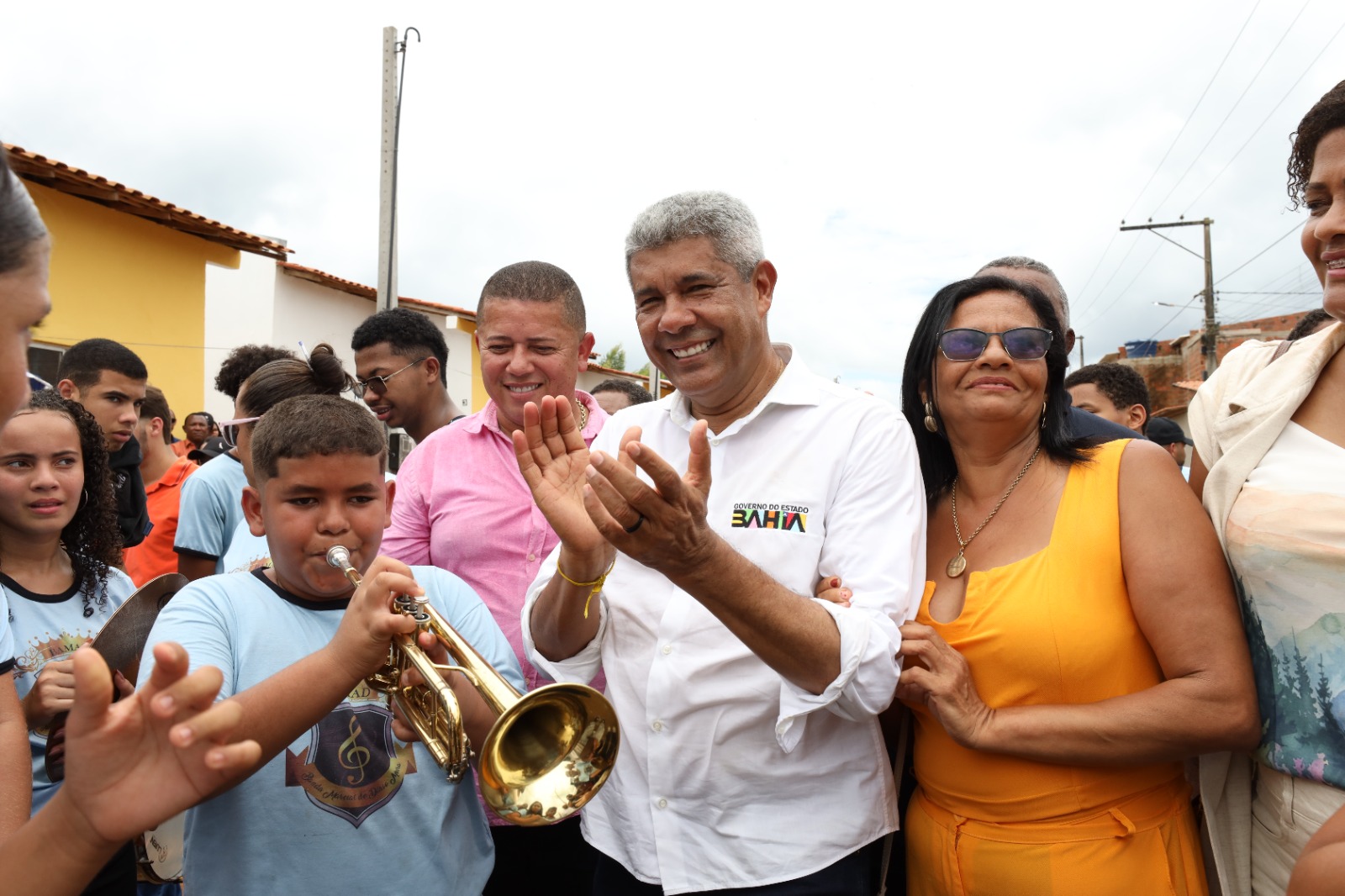 Jerônimo entrega 53 casas em Dário Meira e anuncia obras de infraestrutura