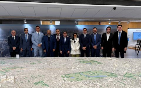 Imagem do post Em Londres, Débora Régis promete modernidade e eficiência de gestão em Lauro de Freitas