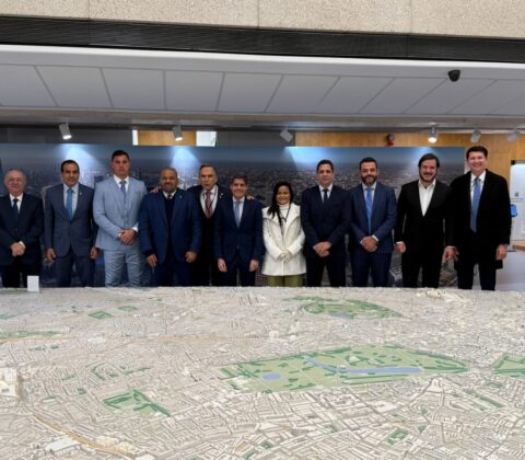 Imagem do post Em Londres, Débora Régis promete modernidade e eficiência de gestão em Lauro de Freitas