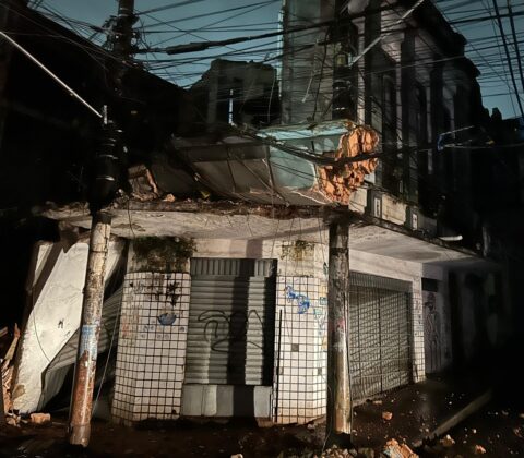 Imagem do post Prefeitura começa a demolir casarão que desabou na Baixa dos Sapateiros