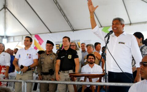 Imagem do post Jerônimo entrega pavimentações, iluminação e abastecimento de água em Mairi