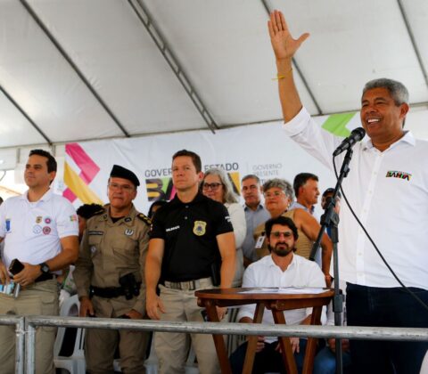 Imagem do post Jerônimo entrega pavimentações, iluminação e abastecimento de água em Mairi