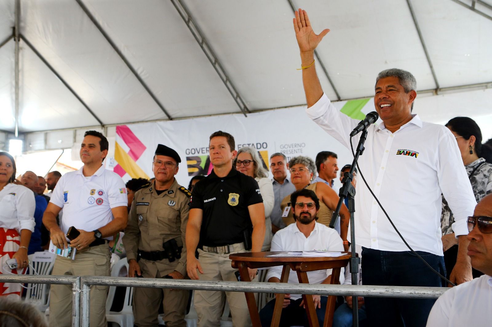 Jerônimo entrega pavimentações, iluminação e abastecimento de água em Mairi