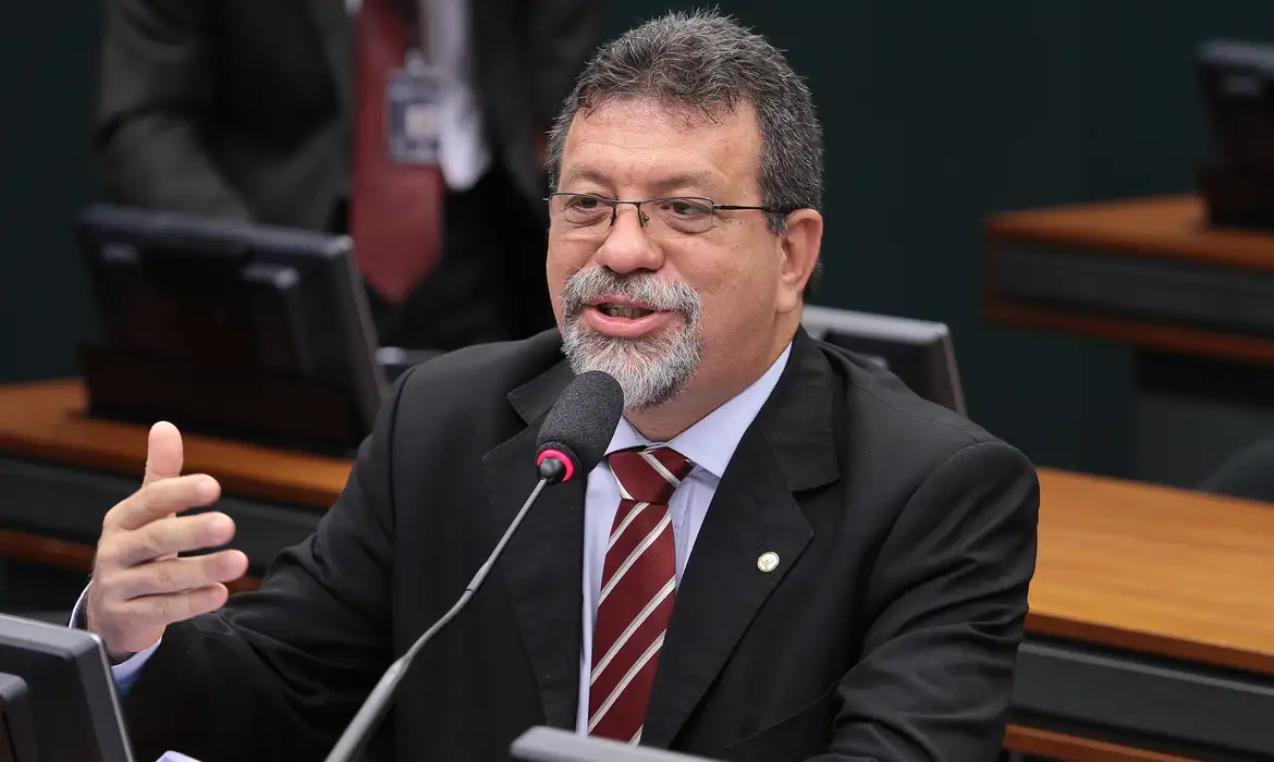Exonerações temporárias de secretários Afonso Florence e Sérgio Brito são publicadas no Diário Oficial da Bahia