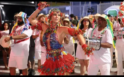 Imagem do post Paolla Oliveira encanta com bastidores do mini desfile da Grande Rio e rouba a cena com carisma e energia