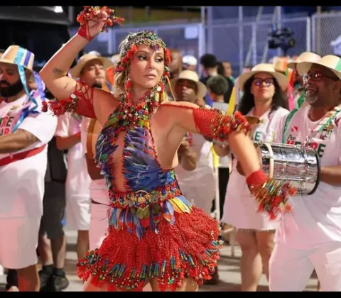 Imagem do post Paolla Oliveira encanta com bastidores do mini desfile da Grande Rio e rouba a cena com carisma e energia