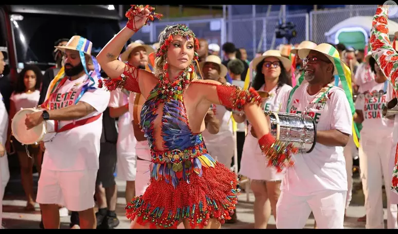 Paolla Oliveira encanta com bastidores do mini desfile da Grande Rio e rouba a cena com carisma e energia