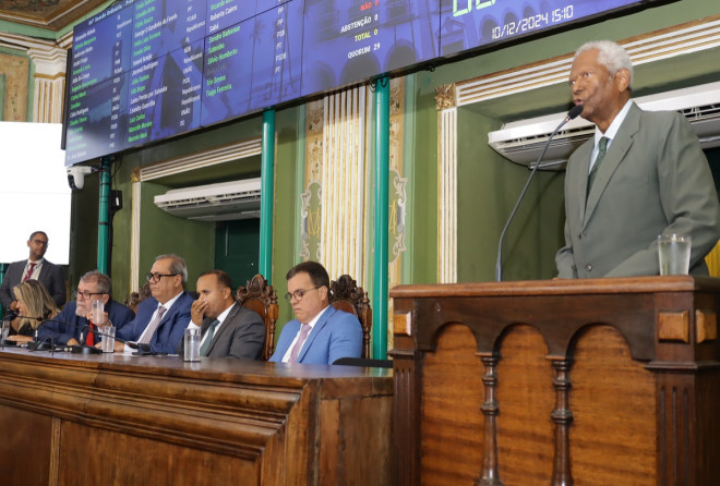 Edvaldo Brito agradece homenagem da Câmara
