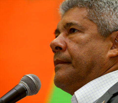 Imagem do post Jerônimo quer analisar plano de investimentos da Coelba antes de nova concessão