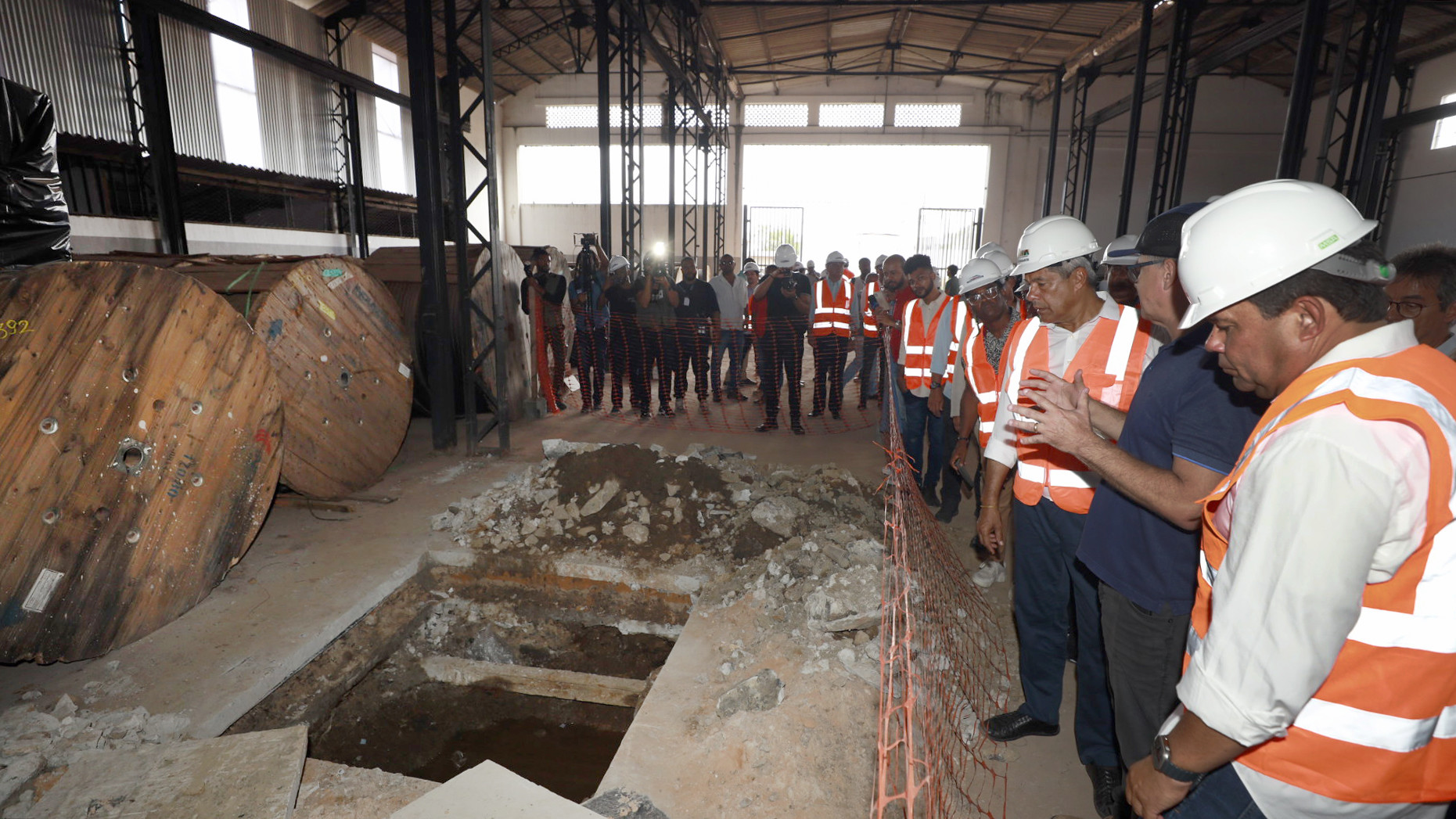 Governador Jerônimo Rodrigues realiza vistoria nas obras do VLT de Salvador