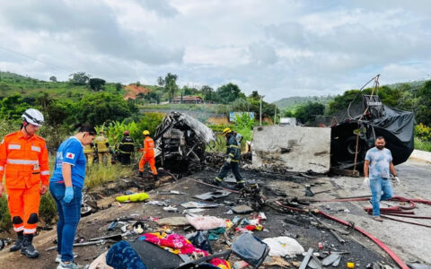 Imagem do post Corpo de Bombeiros encerra buscas após grave acidente na BR-116 que deixou 38 mortos