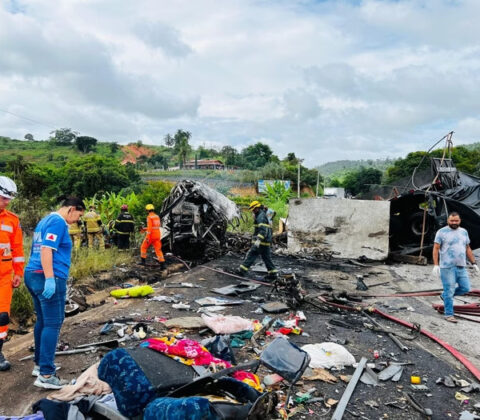 Imagem do post Corpo de Bombeiros encerra buscas após grave acidente na BR-116 que deixou 38 mortos