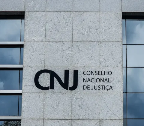 Imagem do post CNJ suspende pagamento de auxílio-alimentação de R$ 10 mil para juízes