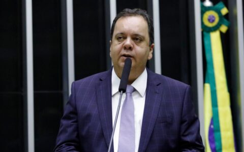 Imagem do post Elmar Nascimento vota contra urgência de projetos de corte gastos e se distancia do governo Lula