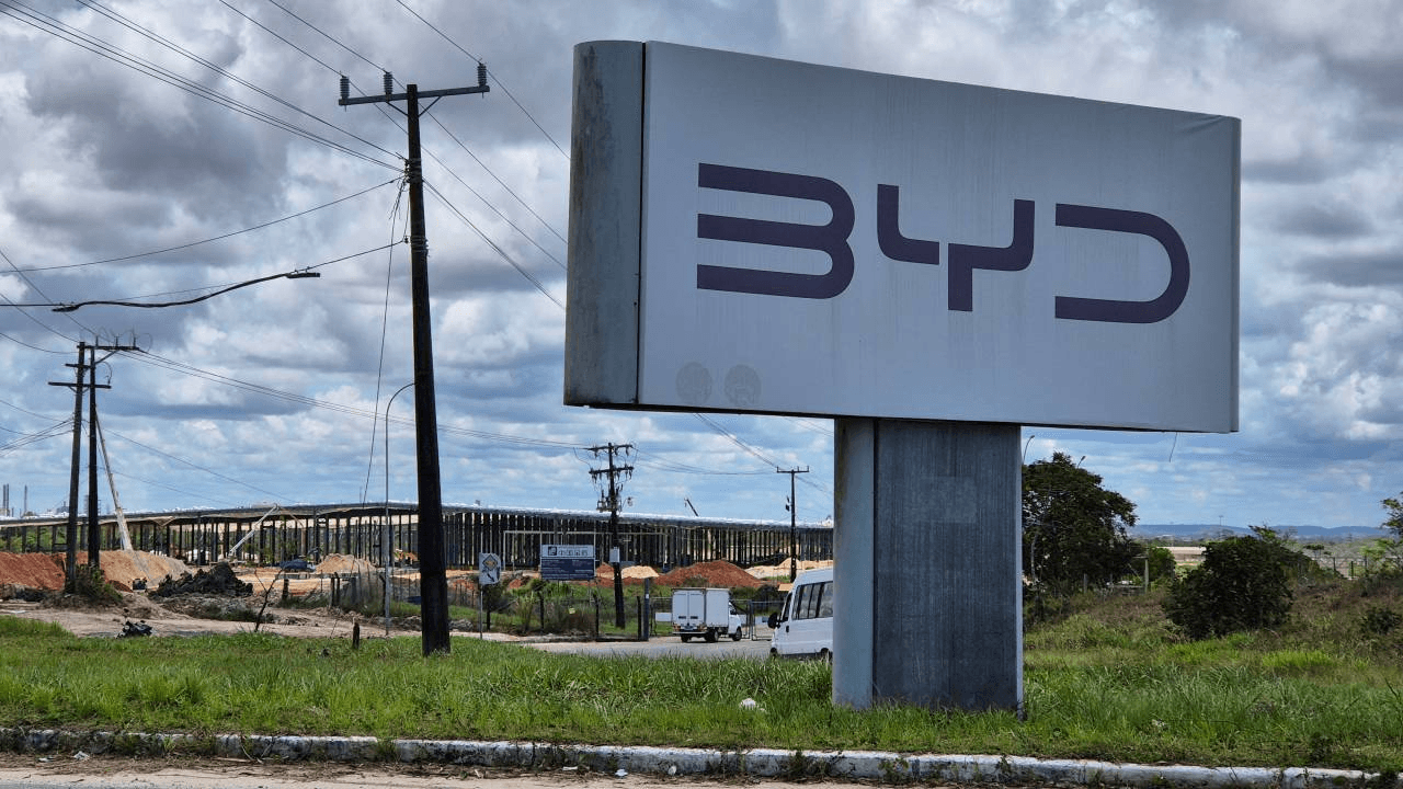 Governo Lula suspende emissão de vistos de trabalho para chineses da BYD