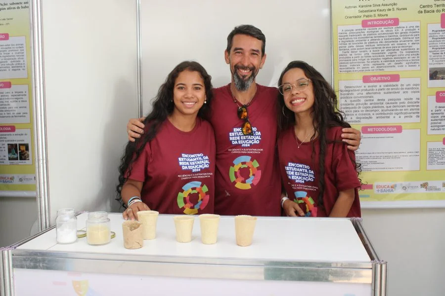 Jovens cientistas criam copo biodegradável a partir do amido de mandioca e bagaço de cana