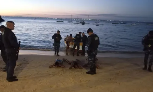 Suspeitos de roubo são presos após tentarem fugir pelo mar no Porto da Barra