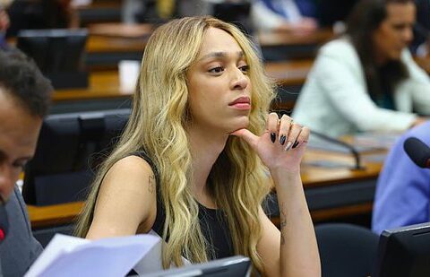 Imagem do post  “Vai acontecer”, diz Erika Hilton sobre avanço da PEC do fim da escala 6×1