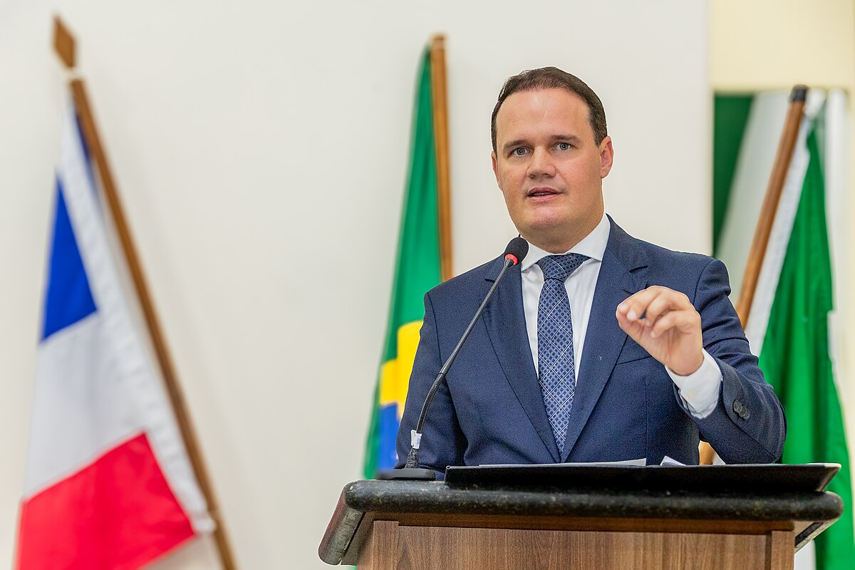 Prefeito de Amargosa participa de entrega de programa habitacional