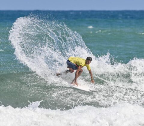 Imagem do post Saiba quem são os ‘supercampões’ da Tivoli Triple Crown Surf 2024