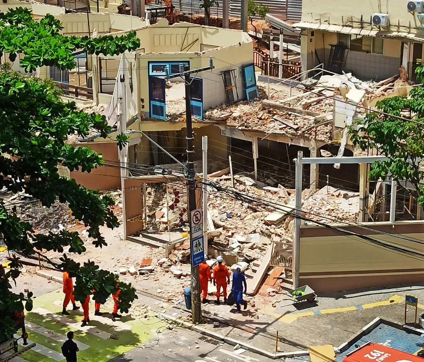 Desabamento de teto na escola Girassol em Salvador deixa cinco feridos