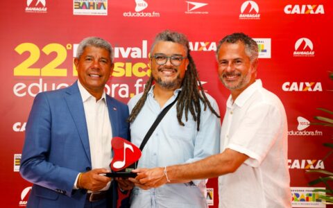 Imagem do post Jerônimo Rodrigues entrega prêmios e reforça compromisso com a cultura no 22° Festival da Educadora FM