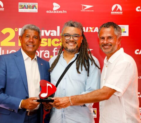 Imagem do post Jerônimo Rodrigues entrega prêmios e reforça compromisso com a cultura no 22° Festival da Educadora FM