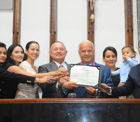 Imagem do post Desembargador Raimundo Cafezeiro recebe Comenda Dois de Julho na ALBA