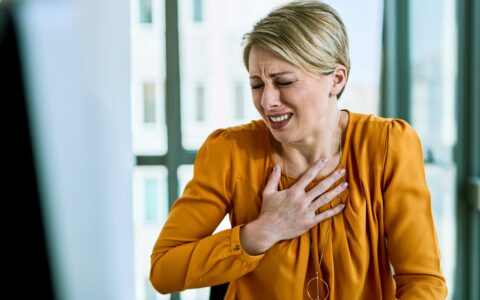 Imagem do post Sintomas como os “fogachos” sinalizam maior risco de doenças cardiovasculares em mulheres