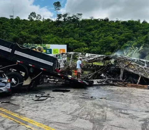 Imagem do post Acidente envolvendo ônibus, carreta e um carro deixa 38 mortos