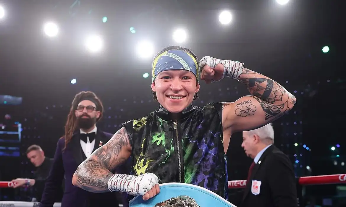Bia Ferreira vence na defesa de cinturão e desafia campeã americana em Orlando