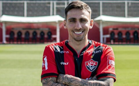 Imagem do post Atacante do Vitória, Gustavo Silva ‘elimina’ Mosquito e vira reforço no combate à dengue em duelo do Brasileirão