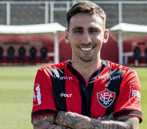 Imagem do post Atacante do Vitória, Gustavo Silva ‘elimina’ Mosquito e vira reforço no combate à dengue em duelo do Brasileirão