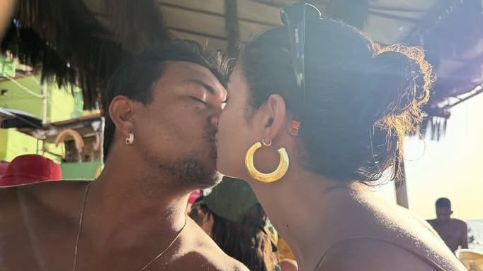 Sophie Charlotte e Xamã aproveitam dia de Sol em Salvador com muito romance e acarajé