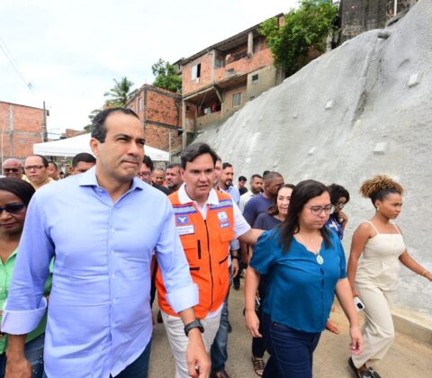Imagem do post Prefeitura entrega contenção de encosta no bairro de Tancredo Neves